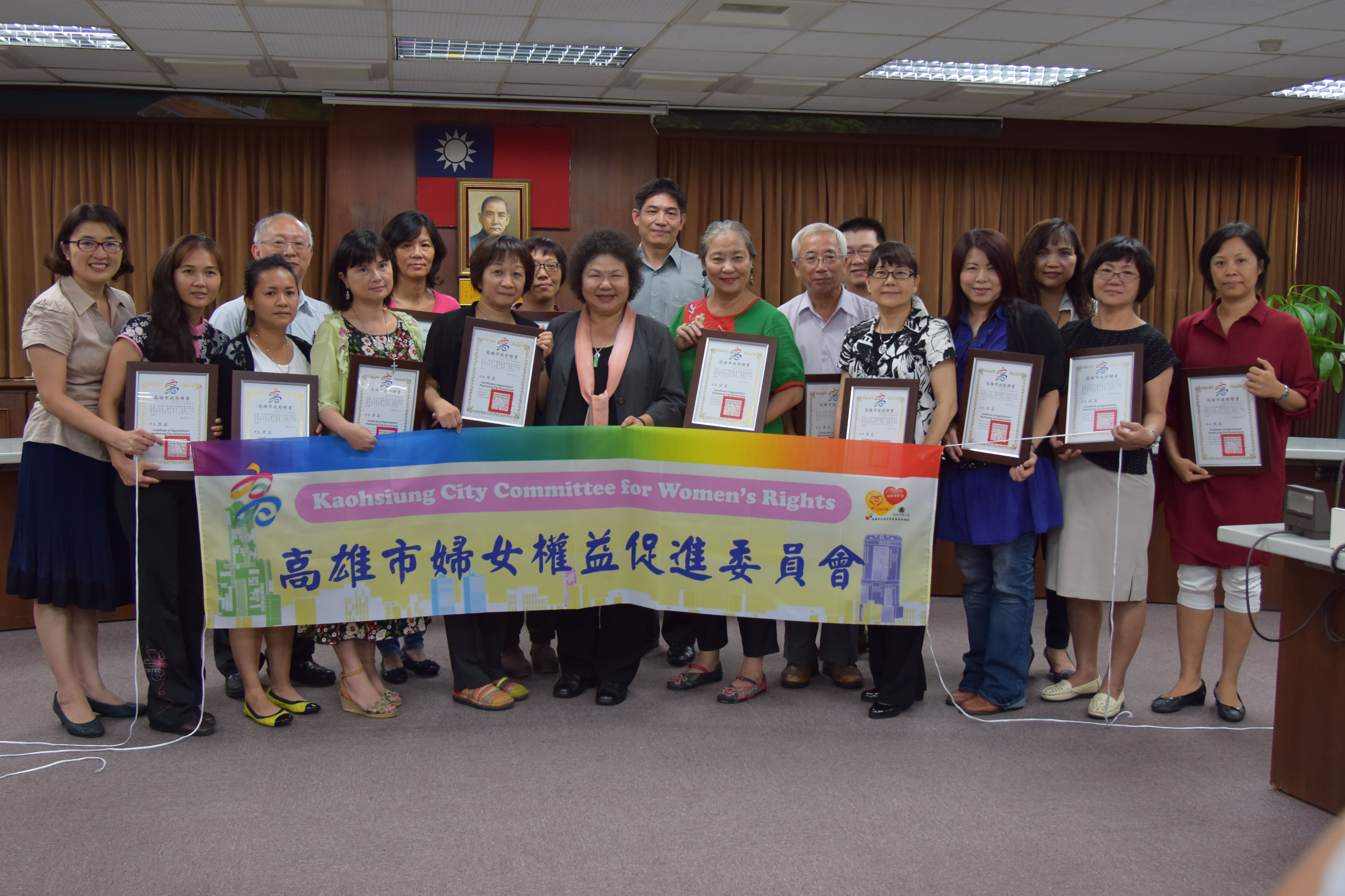 陳菊市長與婦權會第3屆委員合影.JPG